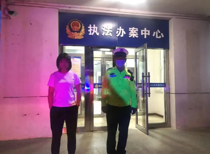 新的酒精測試儀逃避方法？酒駕還想“金蟬脫殼”？被交警識破太尷尬