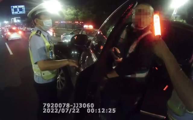 車主喝酒后找了個代駕上路了，沒想到代駕喝得比他還多