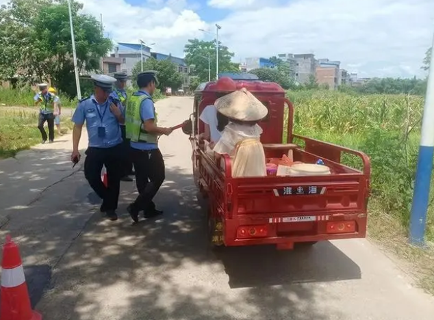 危險(xiǎn)！飲酒、無(wú)證還違法載人，道縣交警緊急叫停